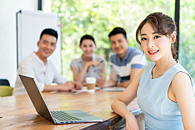 不穿衣服美女软件：时尚搭配神器，一触即达