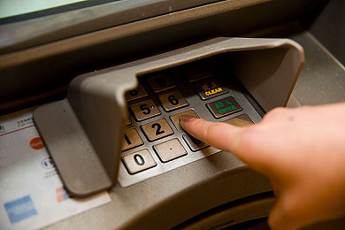 香蕉插入桃子里：果园奇遇，趣味种植新潮流-1