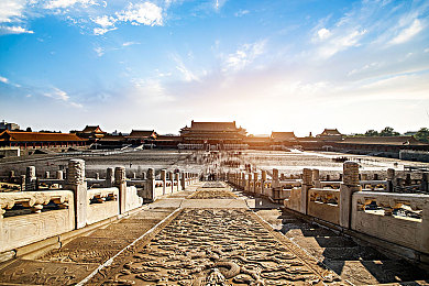 国产18禁：国产电影：欢乐背后有隐忧-3