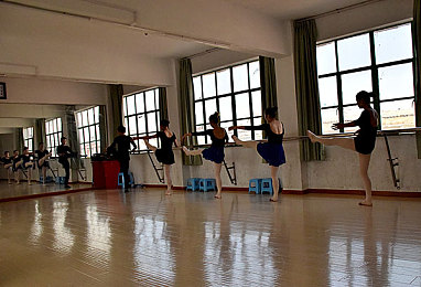 我半夜摸妺妺的奶：深夜惊悚：兄妹关系再掀波澜