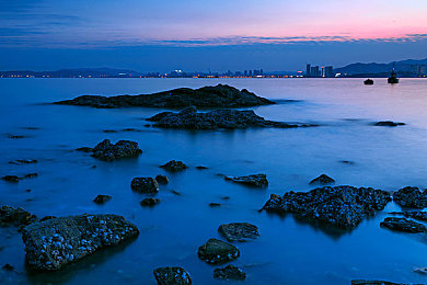 干逼游戏：末日幸存者养成大作，游戏市场新宠