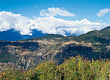 丰满大乳奶区一区二区：梦幻邂逅VS热血激战，游戏世界等你来闯-1