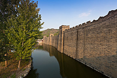 香蕉插入桃子里：果园奇遇，趣味种植新潮流-2