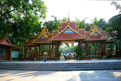 白丝妺妺洗澡忍不住c了她:丝巾舞动,沐浴欢乐瞬间-3