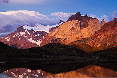 在床上打扑克牌:床上牌技大比拼,友谊升温-1