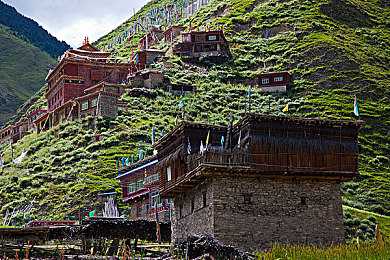 在床上打扑克牌:床上牌技大比拼,友谊升温-2