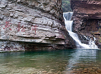 美女露出 让男生吃：爱心美女分食，传递社会温暖-2