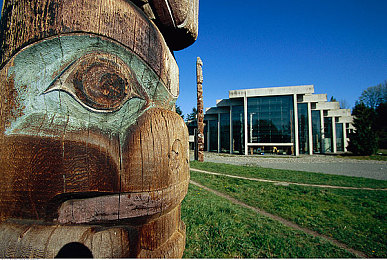 裸体男脱裤子脱个精光：裸男街头脱裤，道德警钟长鸣-2