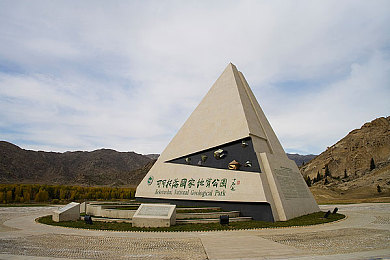 课代表趴下让我捅：校园暴力惊悚瞬间：推倒课代表喊“捅”-5